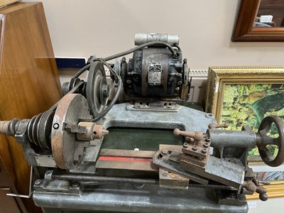 Lot 499 - A VINTAGE LATHE