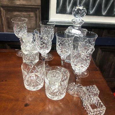 Lot 521 - A CRYSTAL DECANTER WITH STOPPER AND CRYSTAL GLASSES AND NAPKIN RINGS