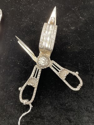 Lot 440 - A PAIR OF GEORGE III SILVER CANDLE SNUFFER SCISSORS AND STAND