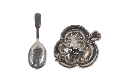 Lot 443 - AN EDWARDIAN SILVER TEA STRAINER, ALONG WITH A CADDY SPOON