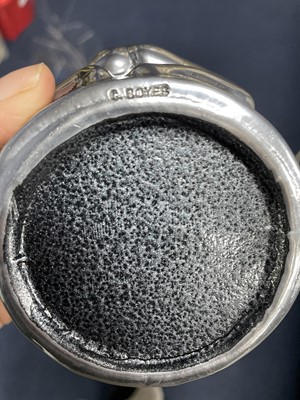 Lot 500 - A CONTEMPORARY SOUTH AFRICAN PEWTER AND STAINLESS STEEL SUGAR BOWL WITH COVER