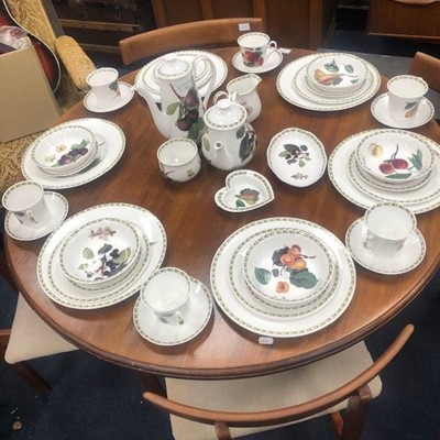 Lot 526 - A QUEENS ROYAL HORTICULTURAL SOCIETY PART TEA COFFE AND DINNER SERVICE