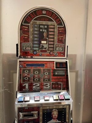 Lot 538 - A DEAL OR NO DEAL VINTAGE CASINO CABINET X0X £25 JACKPOT FRUIT MACHINE