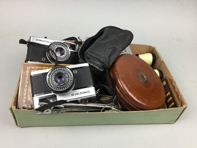 Lot 64 - A LOT OF CAMERAS AND OTHER ITEMS