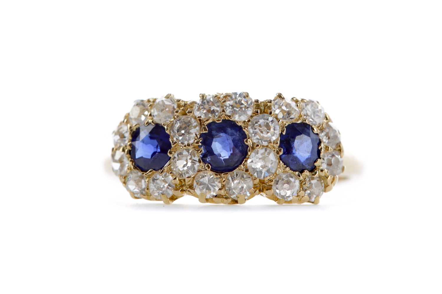 Lot 391 - A SAPPHIRE AND DIAMOND RING