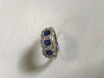 Lot 391 - A SAPPHIRE AND DIAMOND RING