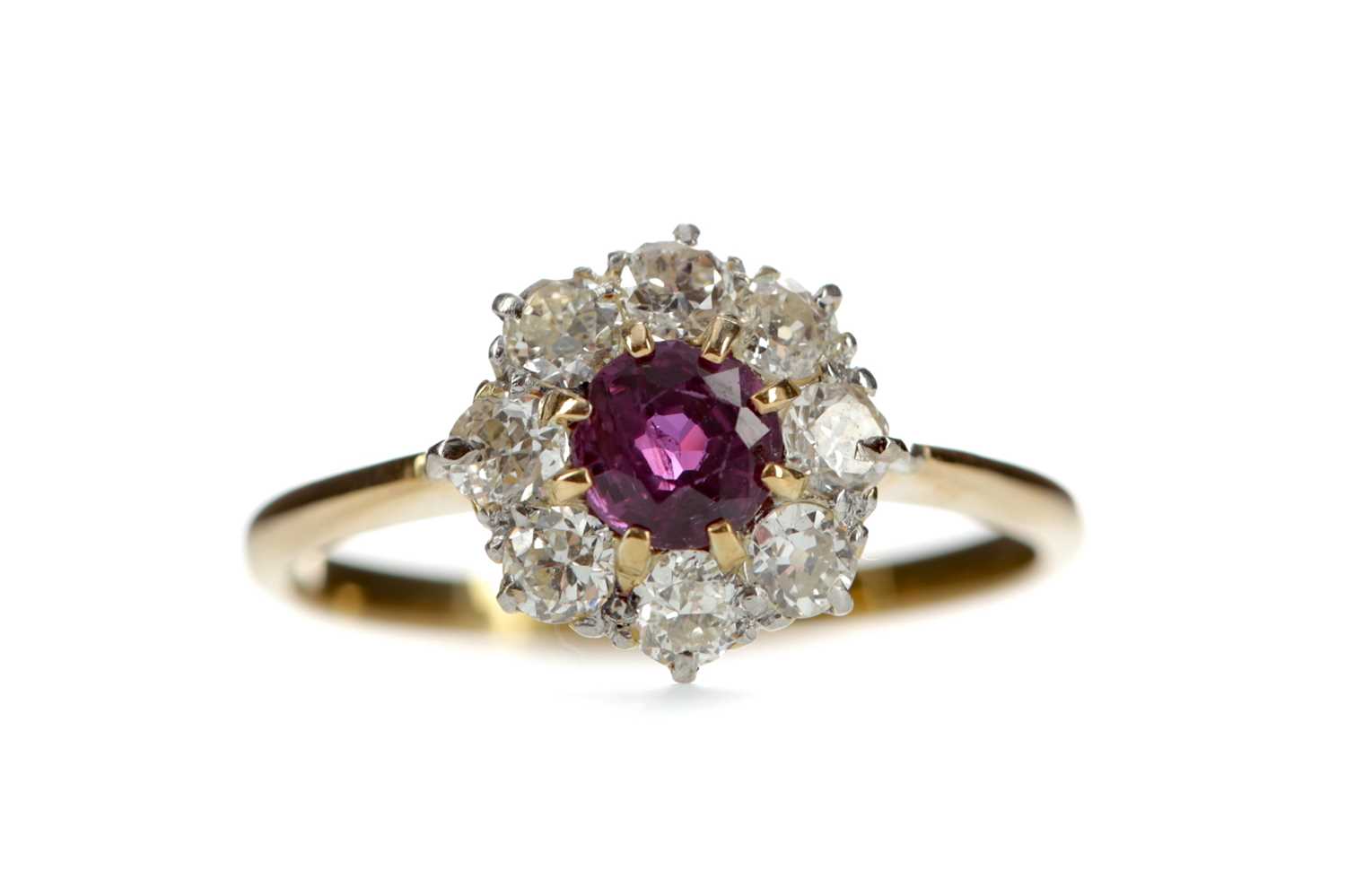Lot 402 - A RUBY AND DIAMOND RING