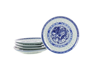 Lot 838 - A SET OF FIVE EARLY 20TH CENTURY CHINESE BLUE AND WHITE PLATES