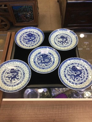 Lot 838 - A SET OF FIVE EARLY 20TH CENTURY CHINESE BLUE AND WHITE PLATES