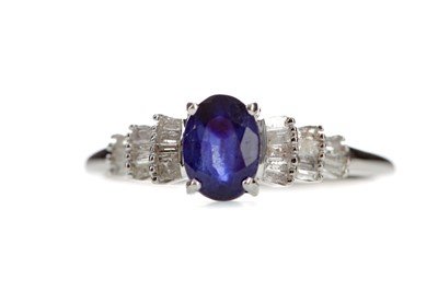 Lot 365 - A SAPPHIRE AND DIAMOND RING