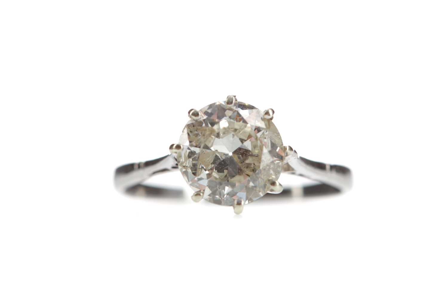 Lot 383 - A DIAMOND SOLITAIRE RING