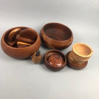 Lot 19 - A TREEN FRUIT BOWL, BOOKENDS AND OTHER ITEMS