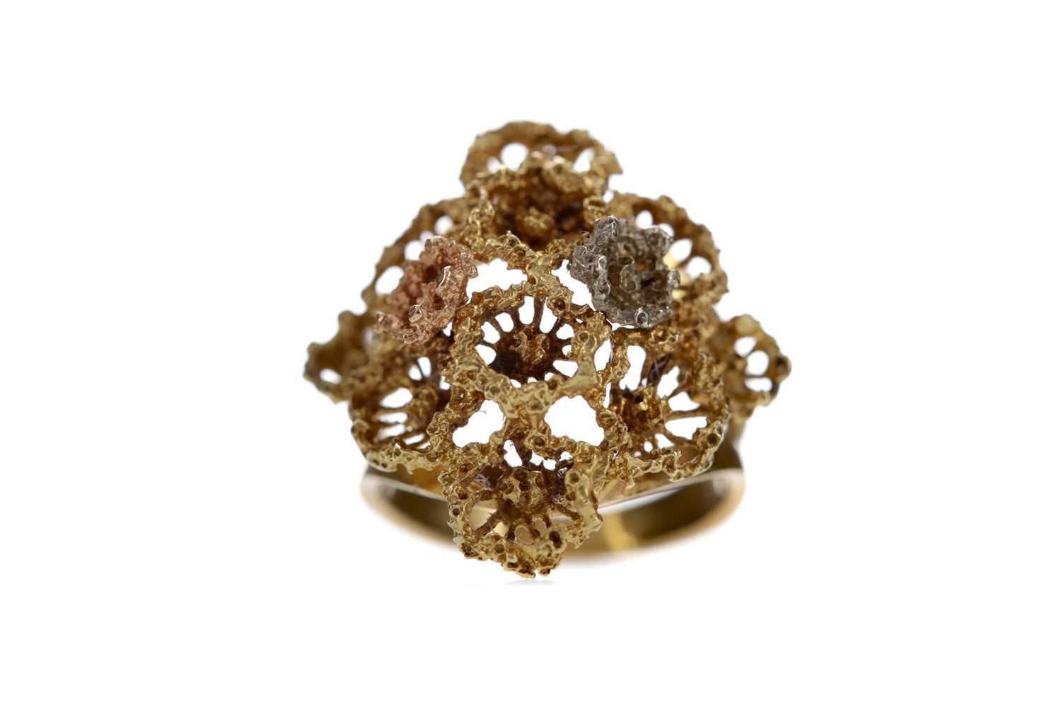 Lot 541 - A CONTINENTAL OPENWORK TRICOLOUR RING