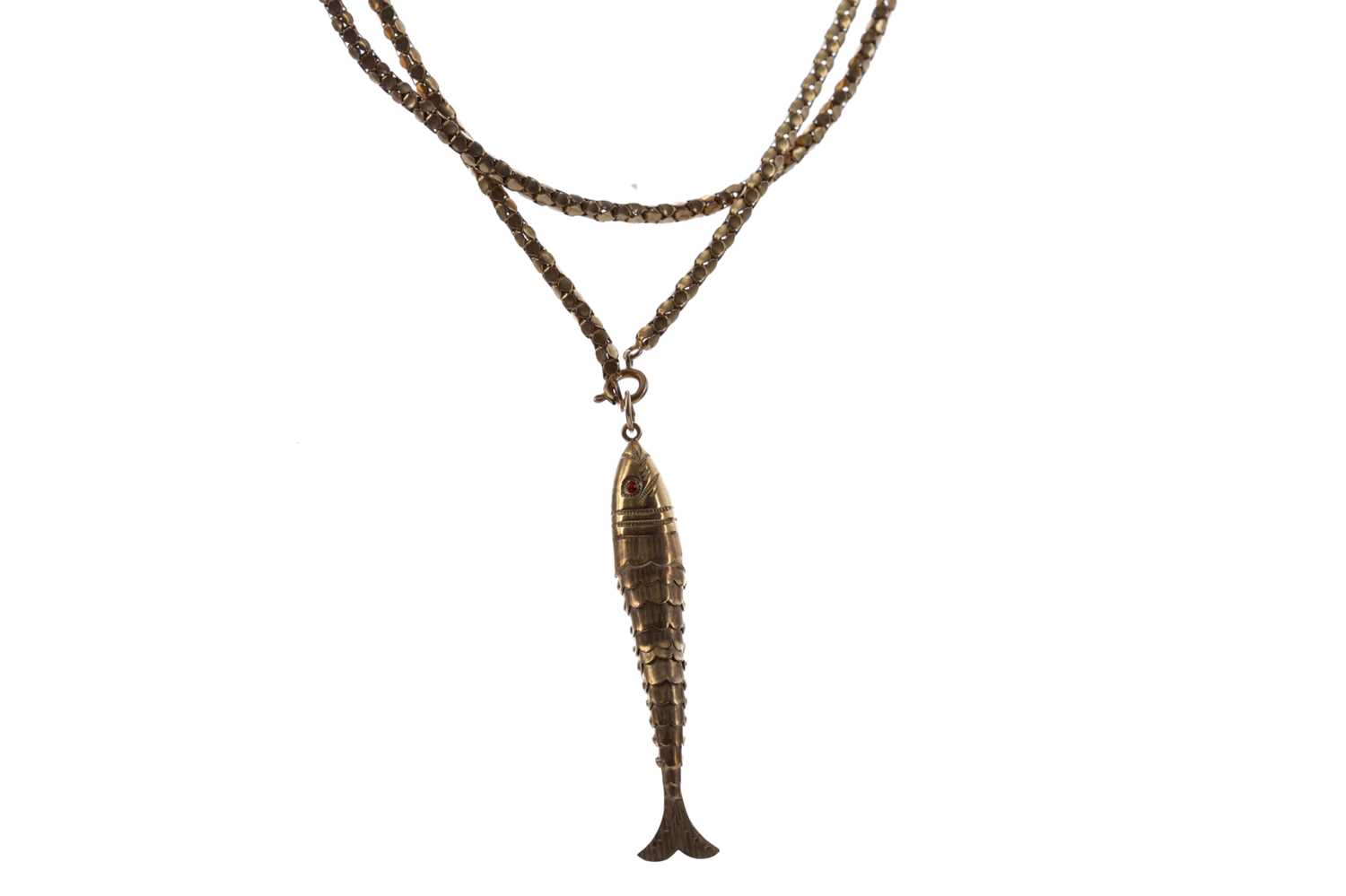 Lot 553 - AN ARTICULATED FISH PENDANT ON CHAIN