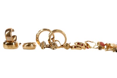 Lot 556 - A GROUP OF GOLD AND OTHER EARRINGS AND PENDANTS