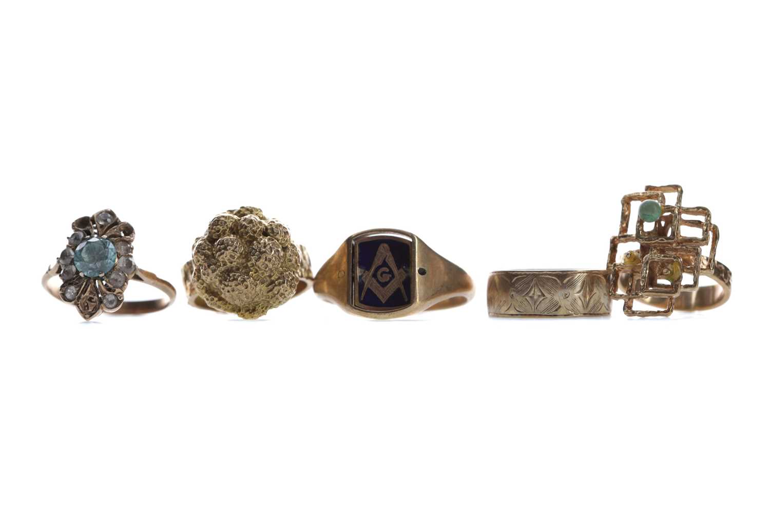 Lot 557 - A GROUP OF GOLD RINGS
