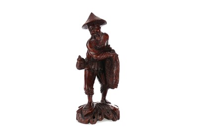 Lot 725 - AN EARLY 20TH CENTURY CHINESE CARVED WOOD FIGURE OF A FISHERMAN
