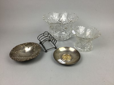 Lot 99 - A CRYSTAL BOWL AND OTHER CRYSTAL AND PLATED ITEMS
