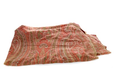 Lot 549 - AN EARLY 20th CENTURY PAISLEY PATTERN SHAWL