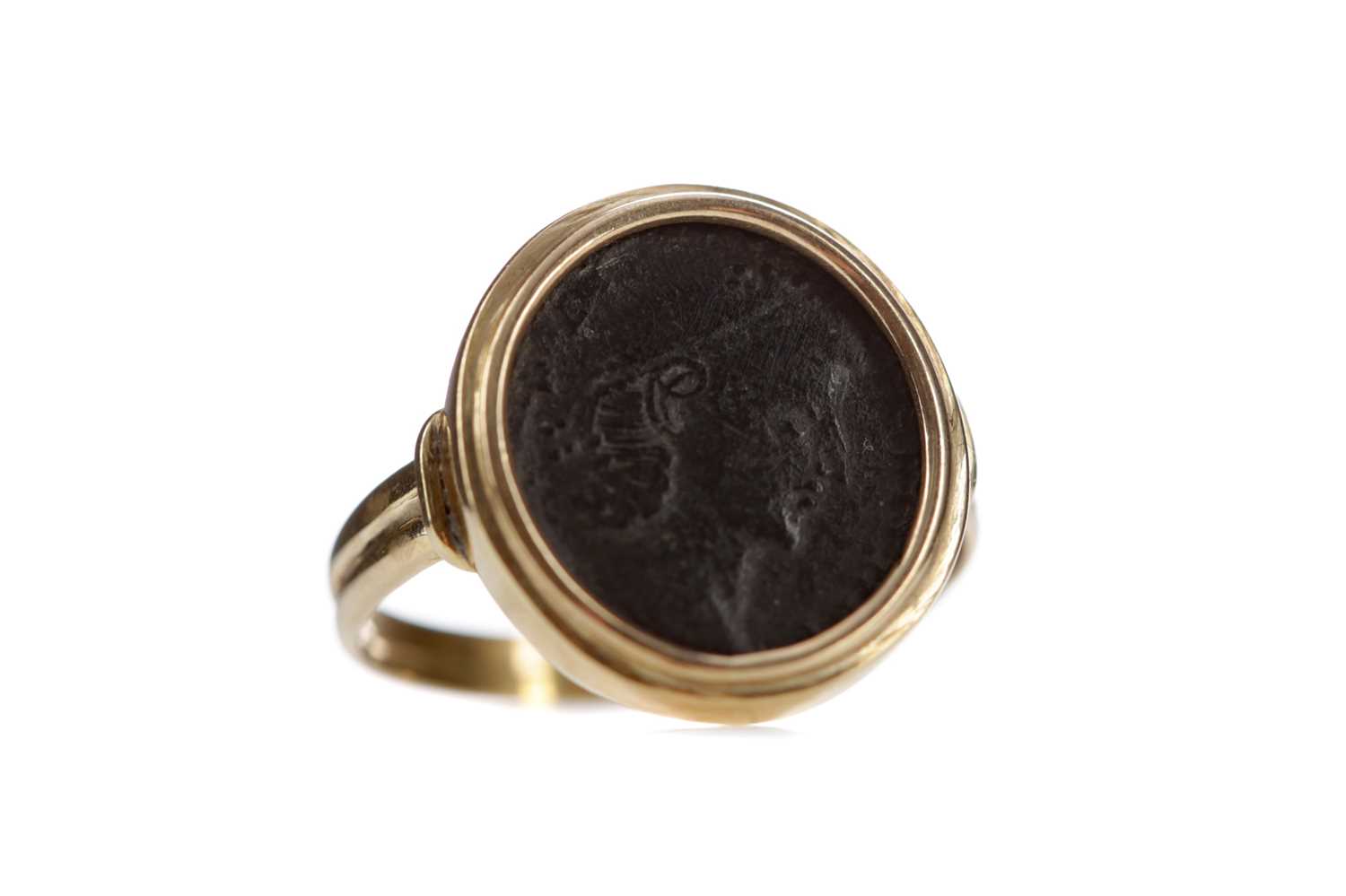Lot 46 - A ROMAN COIN RING