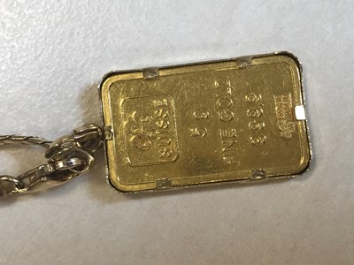 Lot 373 - A GOLD INGOT PENDANT WITH CHAIN