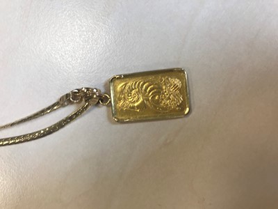 Lot 373 - A GOLD INGOT PENDANT WITH CHAIN