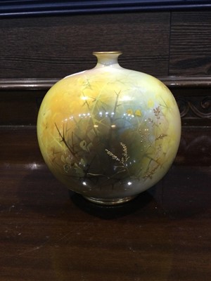 Lot 1174 - AN EARLY 20TH CENTURY ROYAL DOULTON VASE