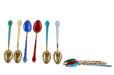 Lot 466 - A SET OF TWELVE SILVER GILT AND ENAMEL COFFEE SPOONS