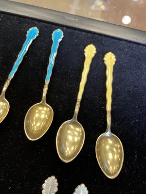 Lot 466 - A SET OF TWELVE SILVER GILT AND ENAMEL COFFEE SPOONS