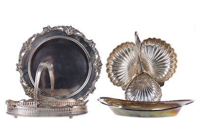 Lot 87 - AN EARLY 20TH CENTURY SILVER PLATED SERVING DISH, ALONG WITH A HOT PLATE, COMPORT AND BASKET