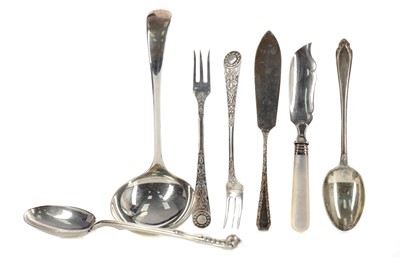 Lot 476 - A SET OF TWELVE VICTORIAN SILVER TEASPOONS, ALONG WITH LOOSE FLATWARE