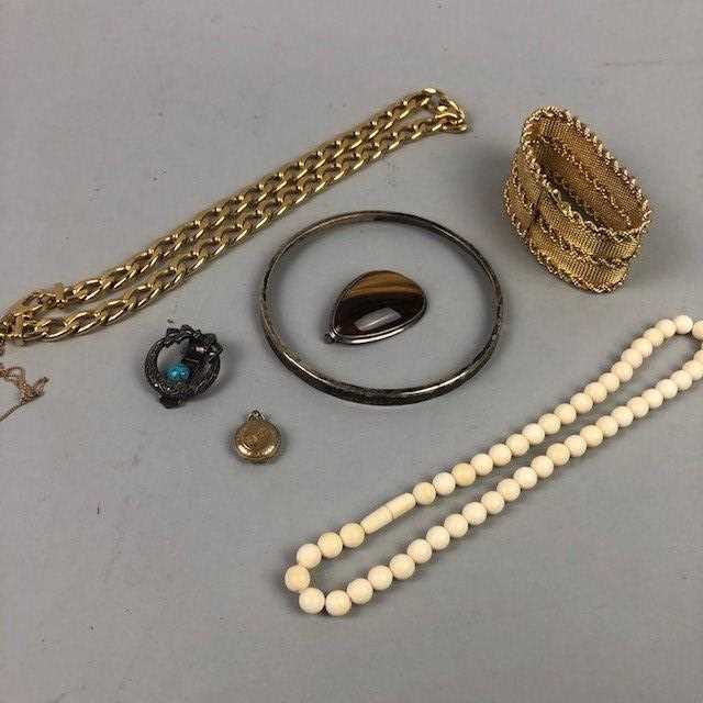 Lot 38 - A  COLLECTION OF COSTUME JEWELLERY