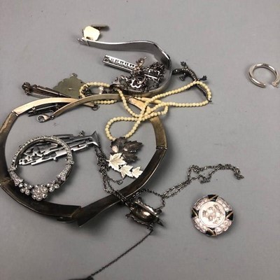 Lot 38 - A  COLLECTION OF COSTUME JEWELLERY