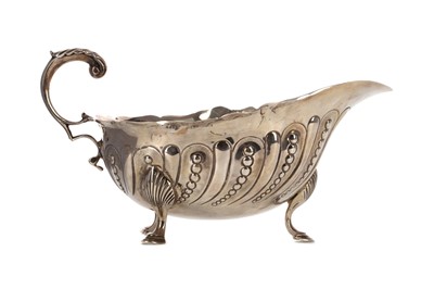 Lot 100 - AN EARLY 19TH CENTURY SILVER SAUCE BOAT