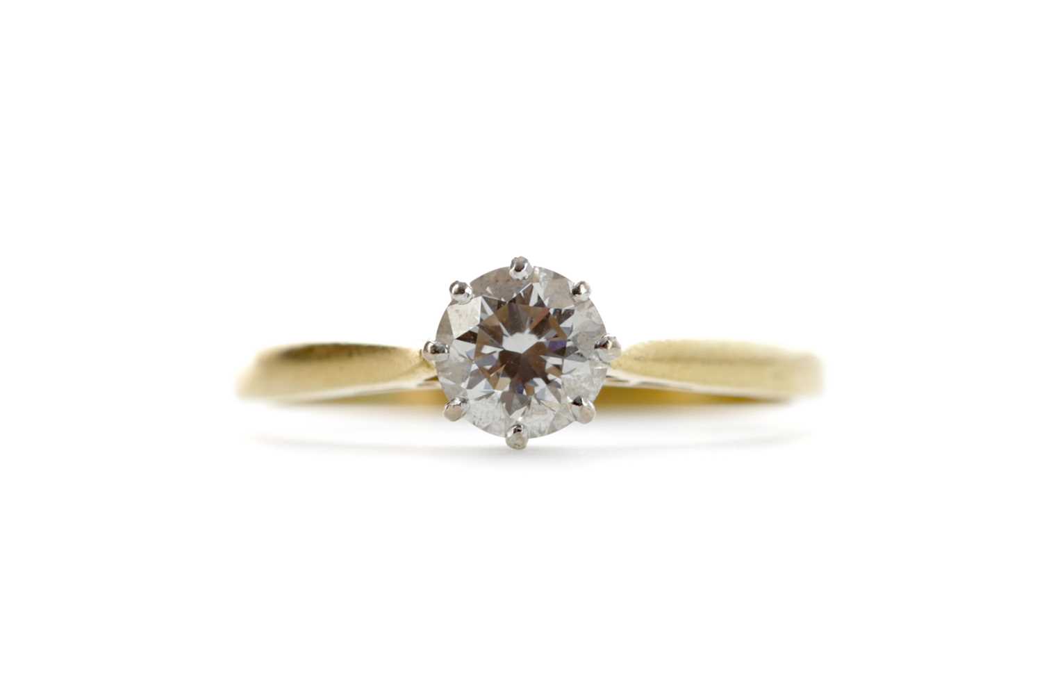 Lot 398 - A DIAMOND SOLITAIRE RING