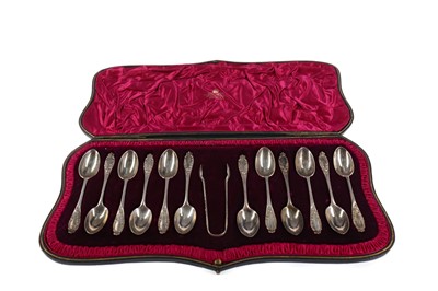 Lot 513 - A CASED SET OF TWELVE EDWARDIAN SILVER TEASPOONS AND TONGS