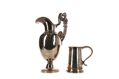 Lot 300 - AN EARLY 20TH CENTURY SILVER PLATED CLARET JUG, ALONG WITH A TANKARD
