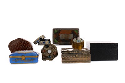 Lot 469 - A COLLECTION OF EIGHT TRINKET AND PILL BOXES