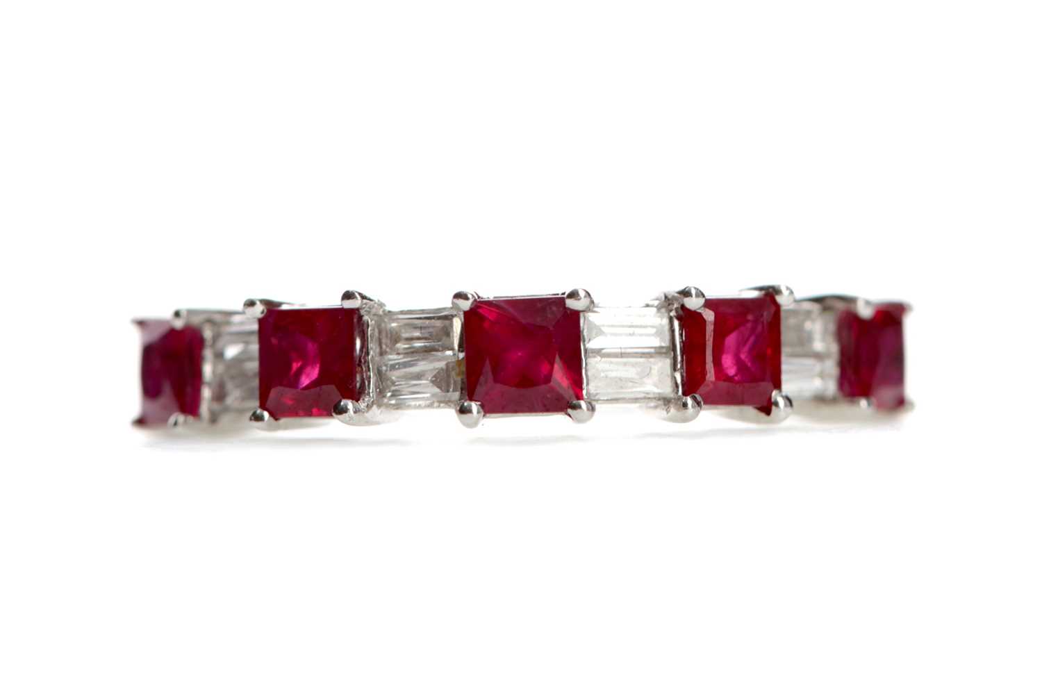 Lot 479 - A RUBY AND DIAMOND RING