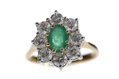 Lot 514 - AN EMERALD AND DIAMOND CLUSTER RING