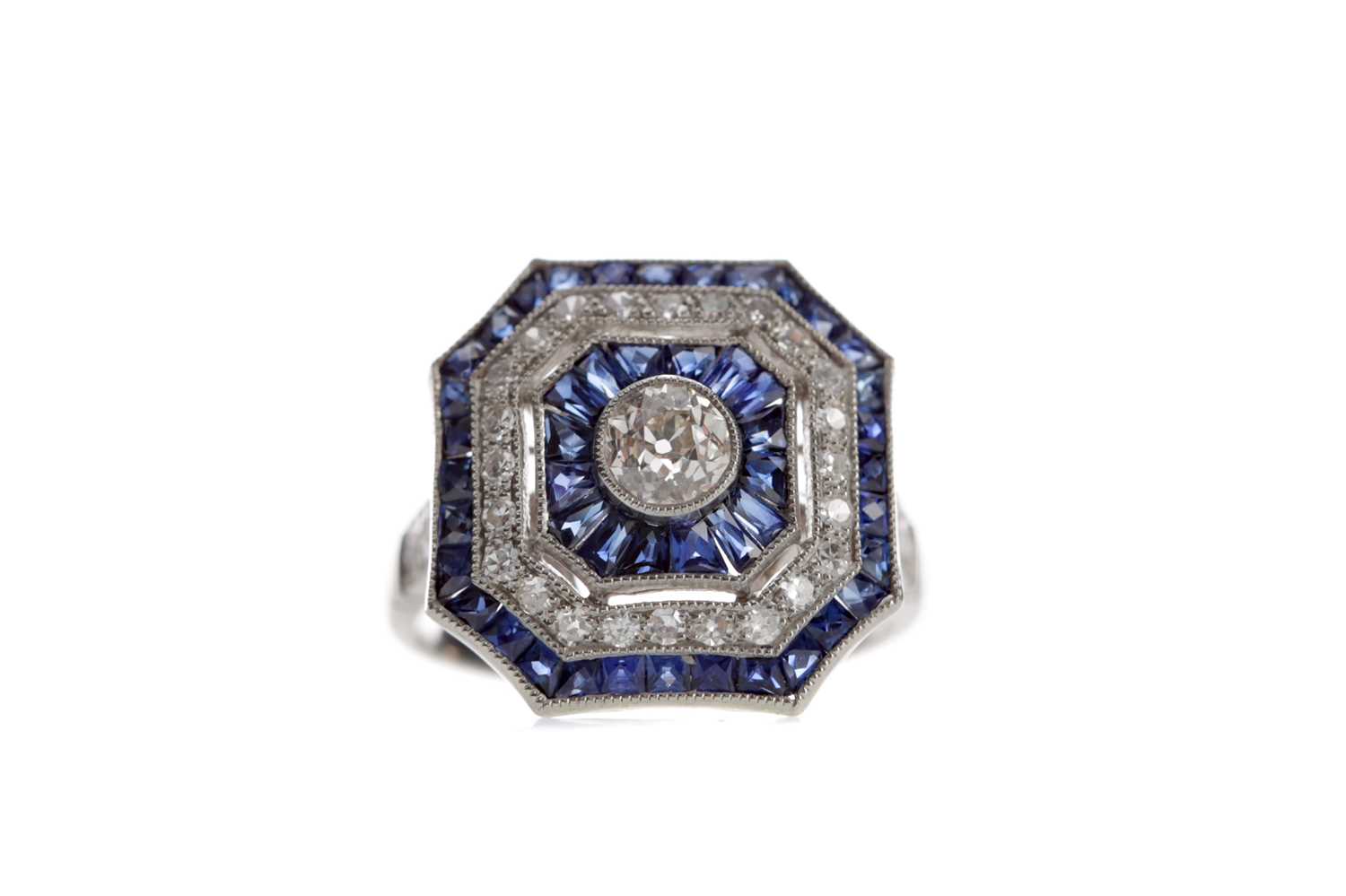 Lot 519 - A SAPPHIRE AND DIAMOND RING