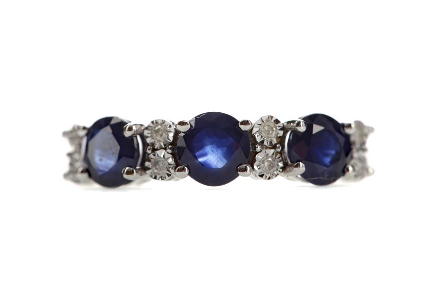 Lot 522 - A SAPPHIRE AND DIAMOND RING