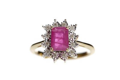 Lot 524 - A RUBY AND DIAMOND RING