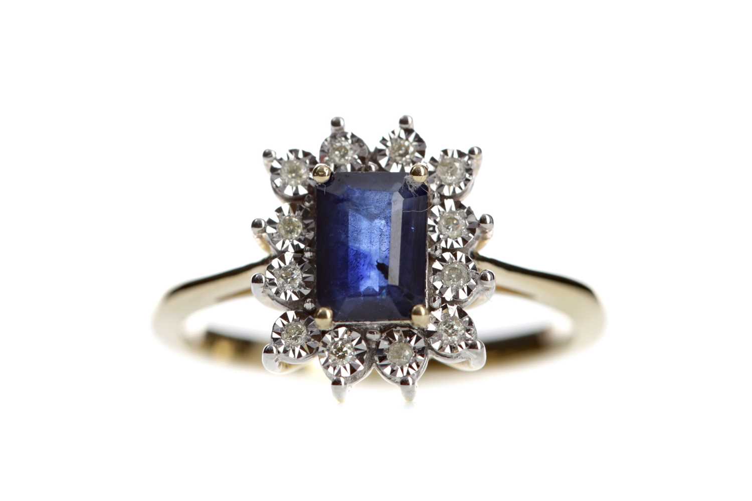 Lot 526 - A SAPPHIRE AND DIAMOND RING