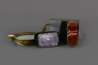 Lot 41 - AN EARLY 20TH CENTURY BRASS MOUNTED AGATE ASH DISH, ALONG WITH AN ETUI, TRINKET BOX AND SNUFF BOX