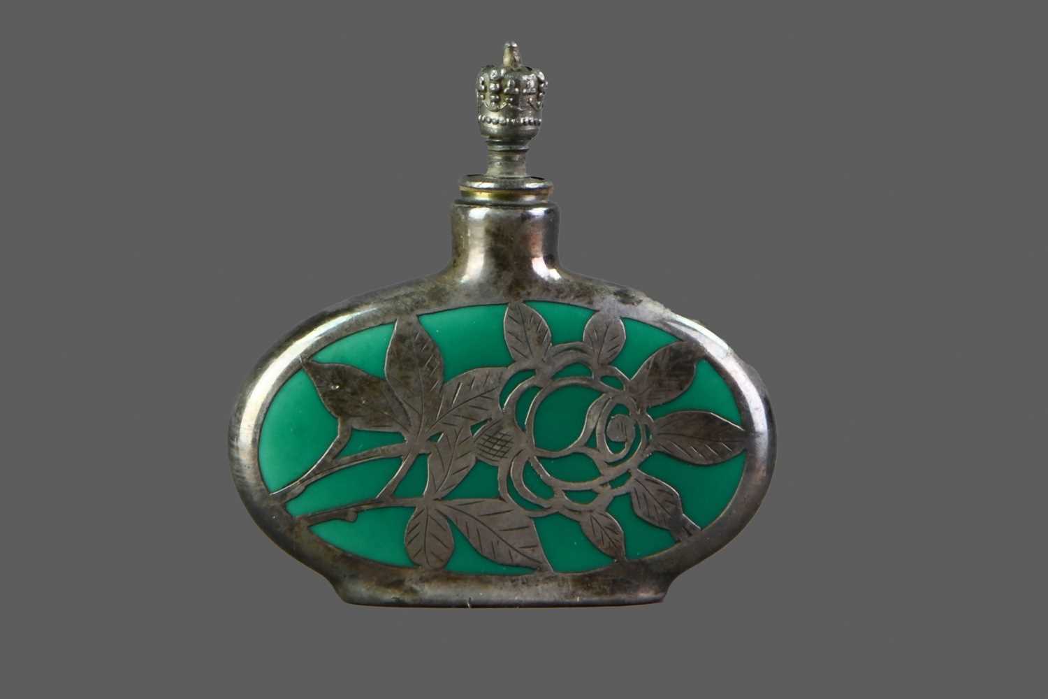 Lot 53 - AN EARLY 20TH CENTURY SILVER OVERLAID GREEN HARDSTONE SCENT BOTTLE