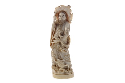 Lot 924 - A JAPANESE IVORY CARVING OF A MAN WITH FROGS
