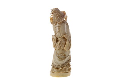Lot 924 - A JAPANESE IVORY CARVING OF A MAN WITH FROGS