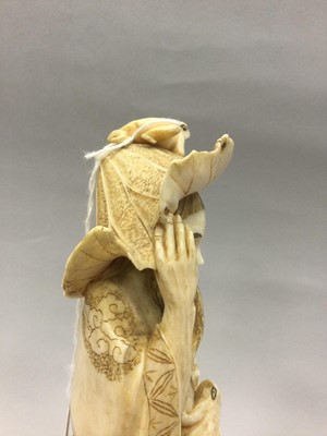 Lot 924 - A JAPANESE IVORY CARVING OF A MAN WITH FROGS