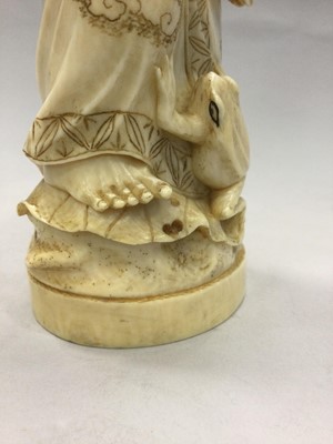 Lot 924 - A JAPANESE IVORY CARVING OF A MAN WITH FROGS